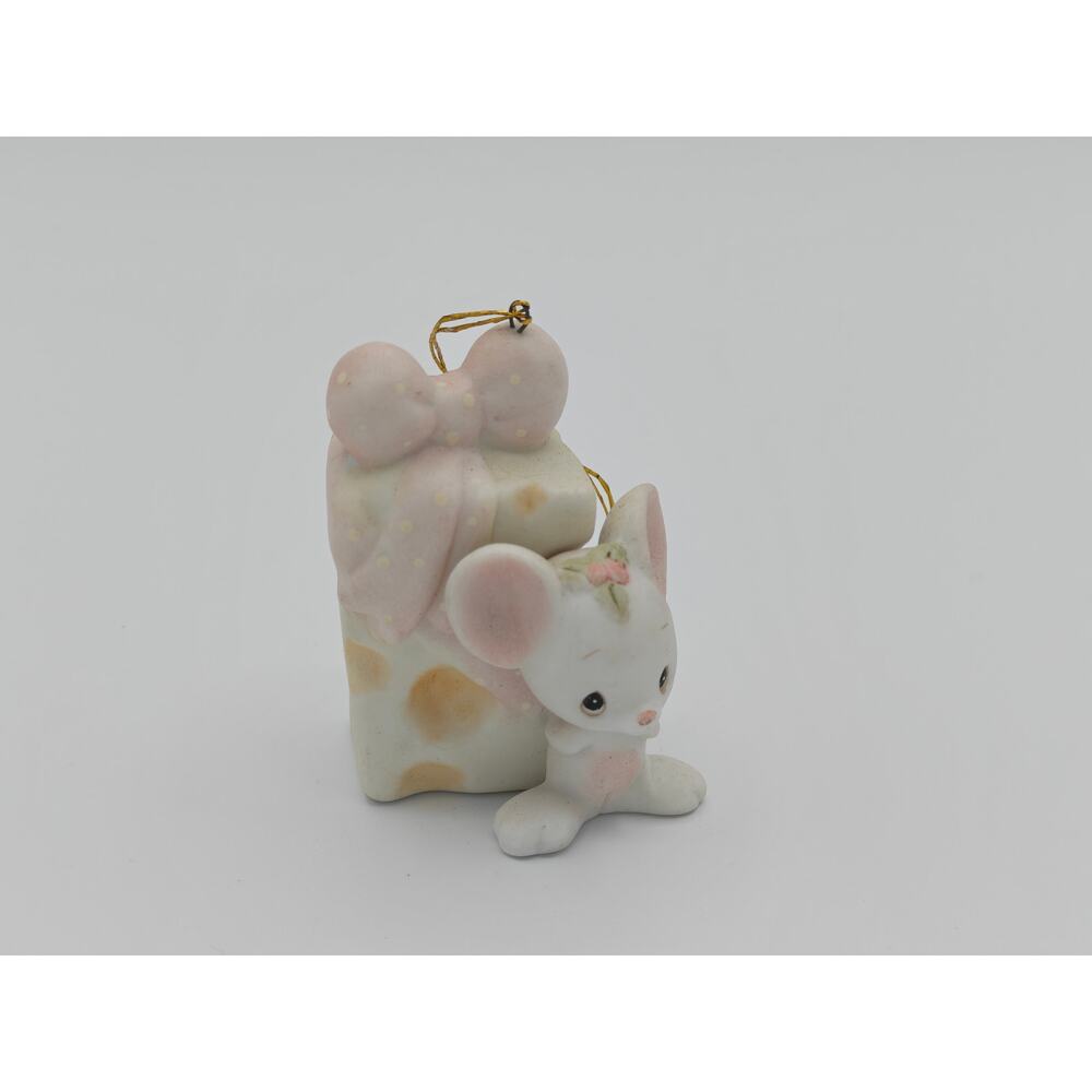 Precious Moments 1982 Nativity Mouse With Cheese Ornament E-2381 No Box Enesco